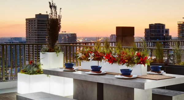 Teras atap dengan tempat duduk dan pemandangan kota